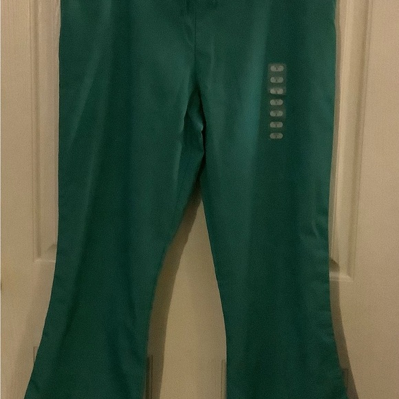 Cherokee scrubs, green, size petite medium - Picture 6 of 9